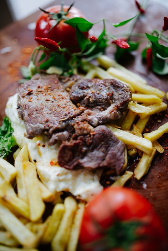 Gegrilltes Fleisch mit Pommes — Vom Grill