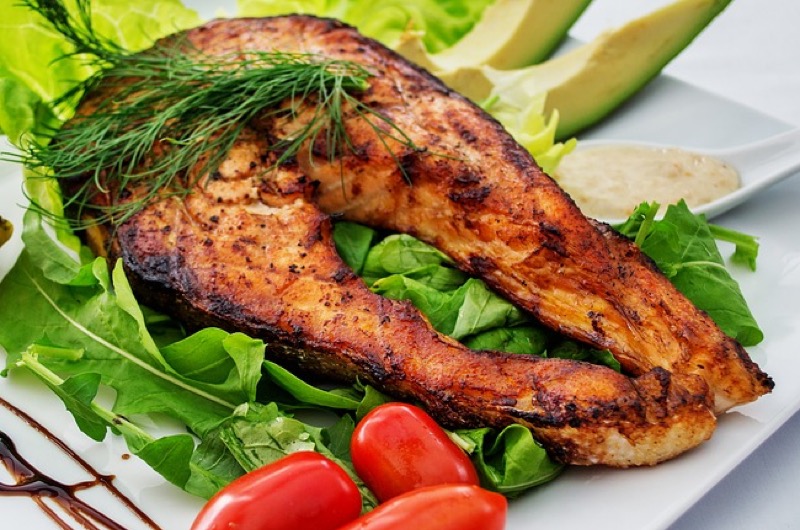 Gegrilltes Lachsfilet auf Salat — Vom Meer