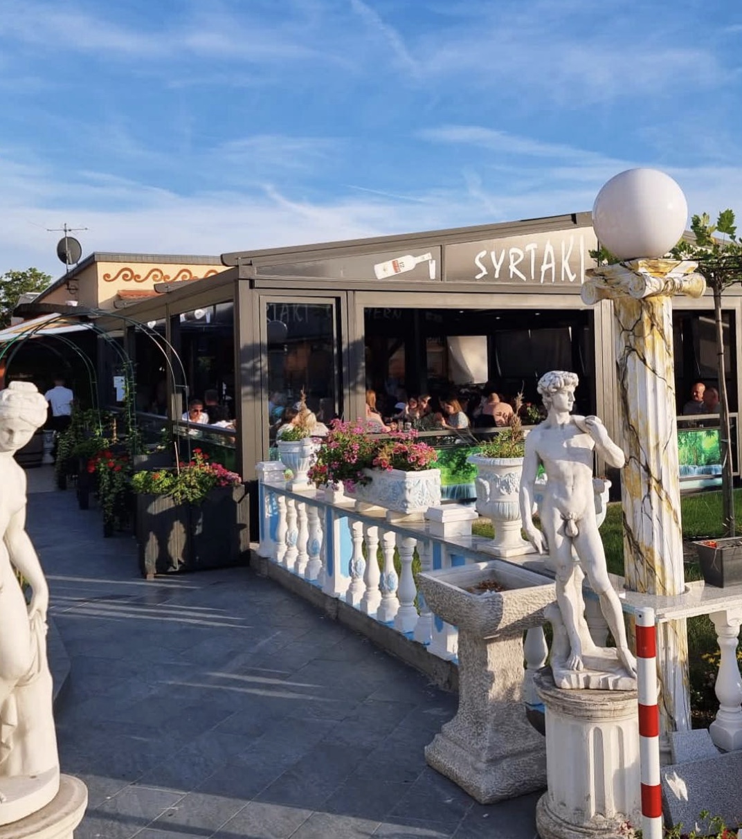 Terrasse vor dem Syrtaki Gommern